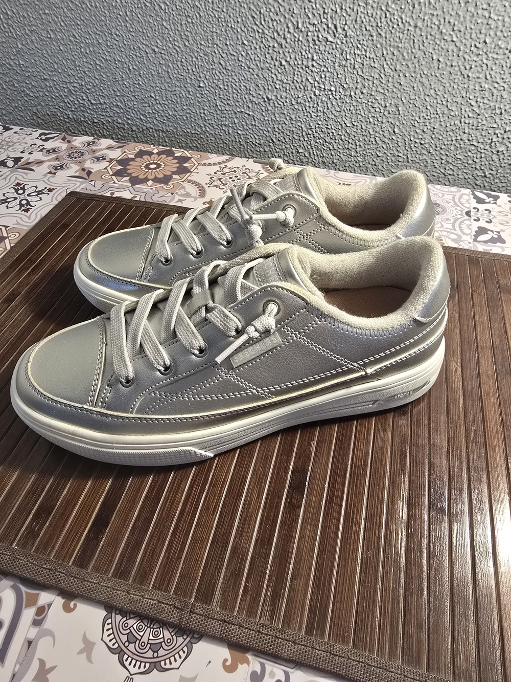 Sketchers Silver Low-Top Sneakers